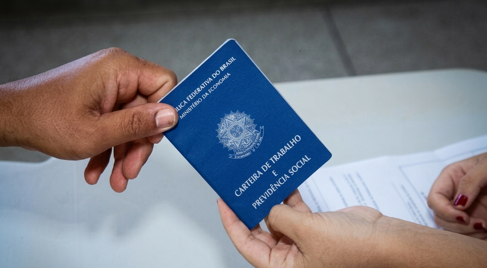 Interessados devem levar RG, CPF e currículo para atendimento gratuito no Shopping Popular, no Centro