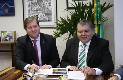 Ministro Marx Beltrão firma parceria em defesa do ecoturismo no Brasil