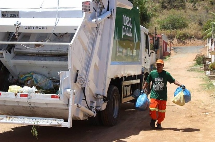 Nossa Praia: caminhões recolhem toneladas de lixo na Barra de São Miguel