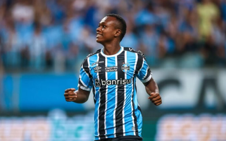 Botafogo oficializa a chegada do jovem e habilidoso atacante Nathan Fernandes