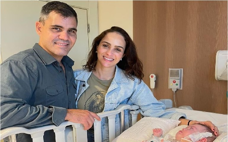 Letícia e Juliano Cazarré comemoraram ‘um mês em casa’ após alta da filha caçula