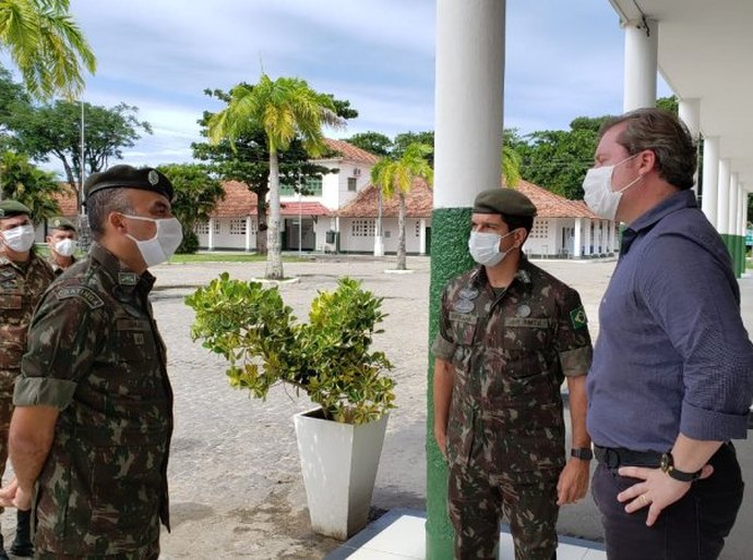 Marx Beltrão vai ao 59º BI Mtz e garante investimentos para Escolas Cívico-Militares em Maceió e Coruripe
