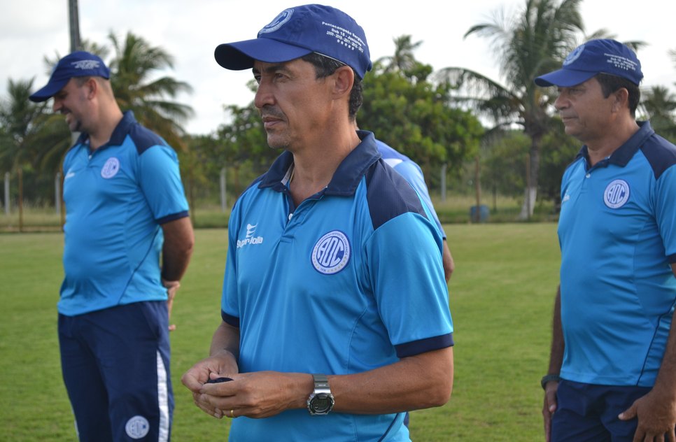 Betinho conversa com a equipe antes do treino (Foto: Portal A8SE)