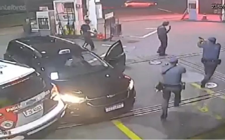 Motorista de aplicativo bate em viatura da PM para fugir de sequestro no ABC