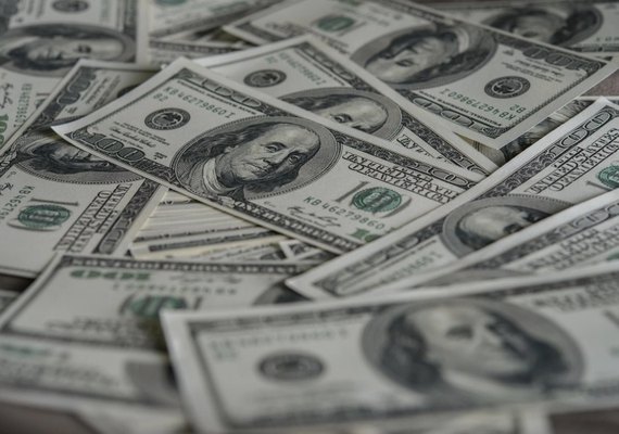 Dólar recua com exterior mantendo apetite por risco