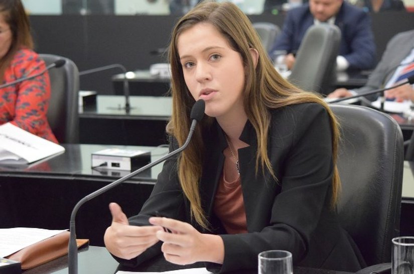 Cibele Moura repudia golpe militar e faz a defesa da democracia