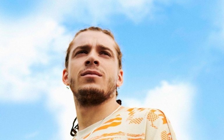 Bezzecchi trava briga com Bagnaia e também fatura corrida sprint na Holanda pela MotoGP