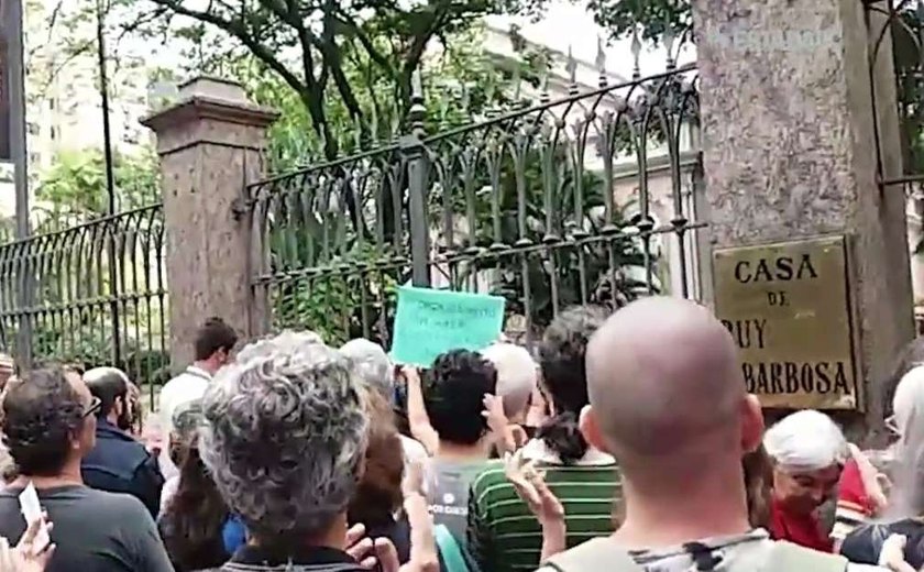 Casa de Rui Barbosa fecha portões contra protesto