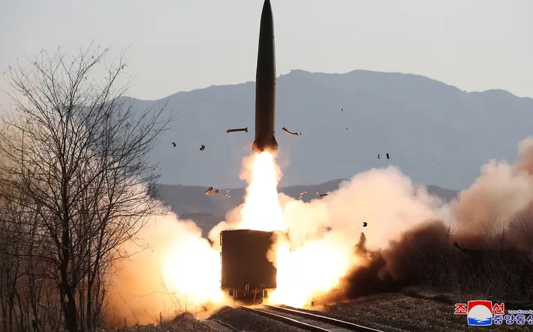 Japão realiza 1º teste de mísseis em seu território e acelera avanço militar para conter China