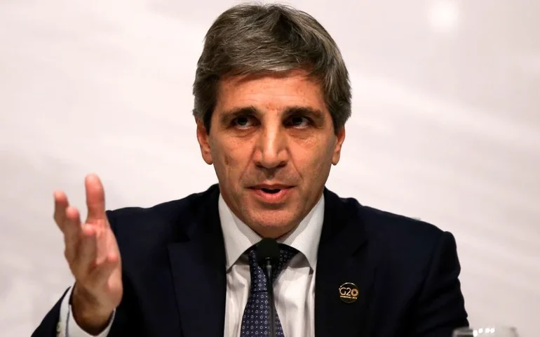 Argentina: Caputo reage ao Senado e afirma que governo 'nunca se desviará de seu rumo'