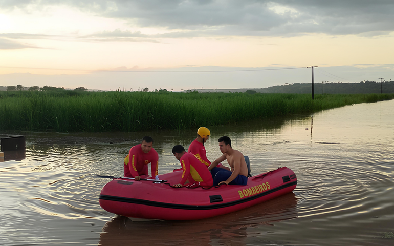 Bombeiros resgatam homem ilhado em casa de bombas
