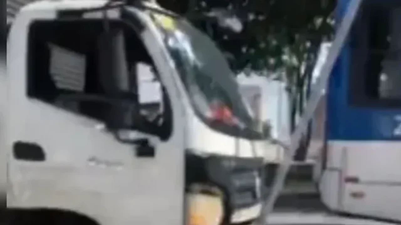 Caos na Fernandes Lima: caminhão derruba poste sobre carro na tarde desta véspera de Natal