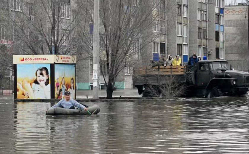 Inundações que provocaram deslocamento de mais de 110 mil pessoas na Rússia e no Cazaquistão deve ter pico nesta quarta