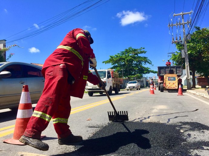 Em julho, mais de 20 bairros foram beneficiados com a operação tapa-buraco