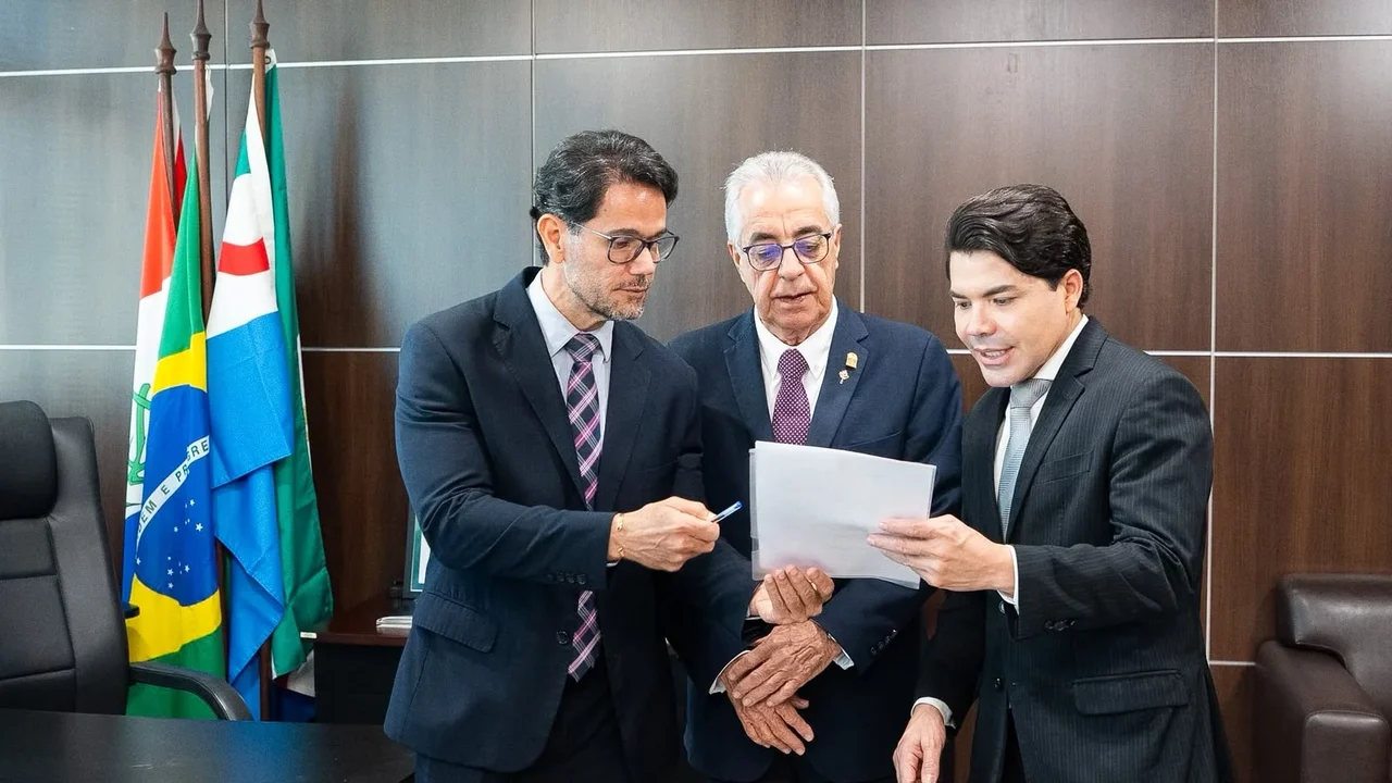 Desembargador eleitoral Hélio Pinheiro toma posse como ouvidor regional eleitoral do TRE/AL
