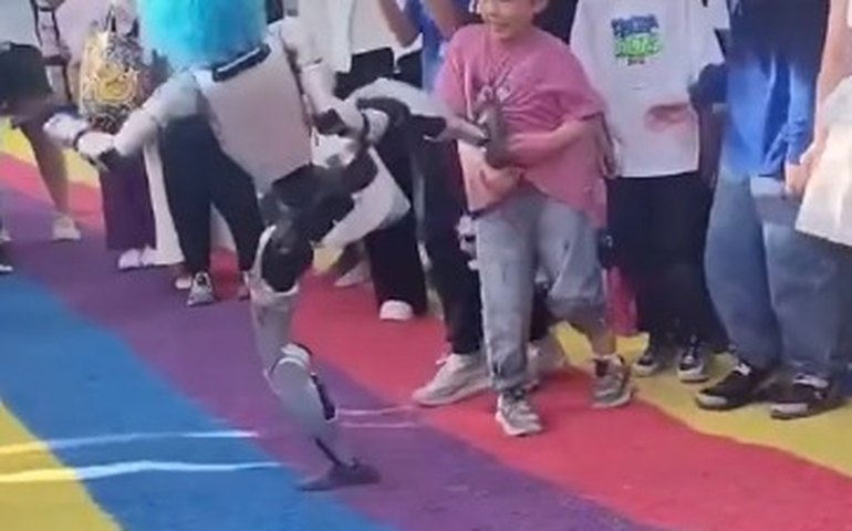 Robô humanoide chuta criança durante demonstração de artes marciais na China