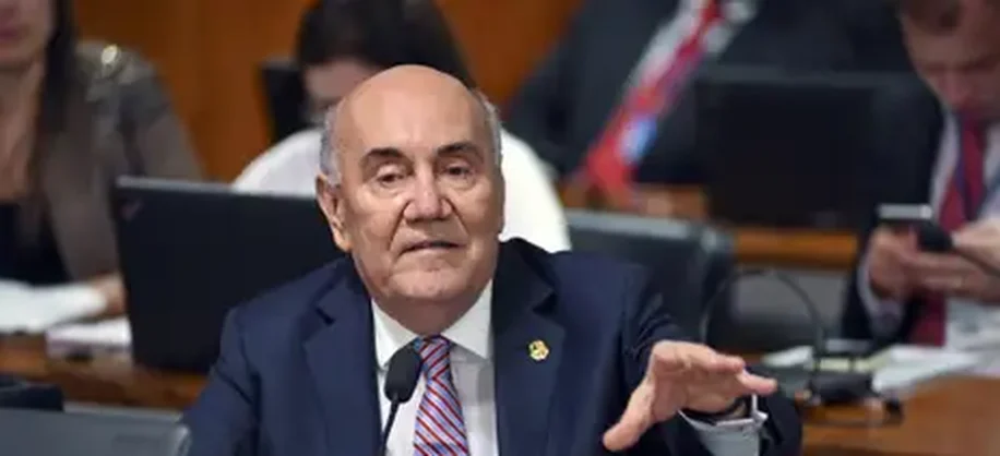 Brasília (DF), 12/04/2018 - Senador Flexa Ribeiro participa da reunião da Comissão de Assuntos Econômicos (CAE) realiza audiência pública interativa destinada a debater a questão orçamentária e os reflexos econômicos da crise da segurança pública. Foto: Jefferson Rudy/Agência Senado