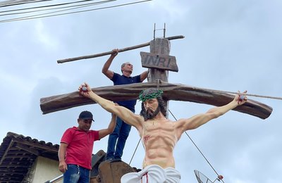 Prefeitura de Anadia instala escultura de Jesus Cristo na cruz com cerca de seis metros de altura
