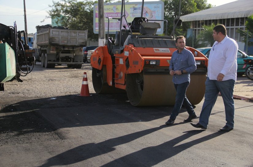 Prefeito Yale Fernandes vistoria obras no bairro Santa Edwiges