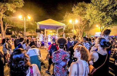 Praça Dois Leões mistura música clássica com maracatu    