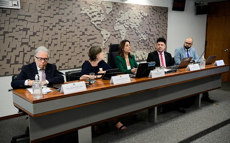 Debatedores não convergem sobre regulamentação de cigarro eletrônico