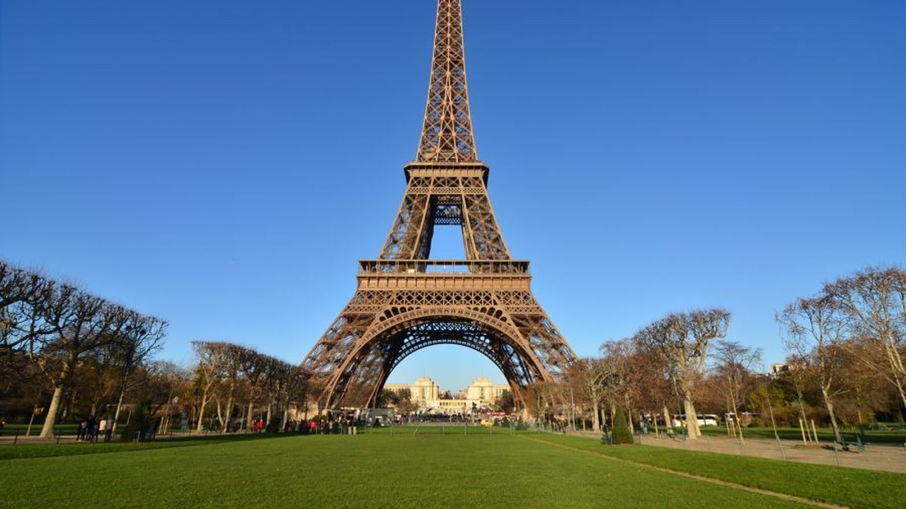 Ameaça de bomba faz autoridades francesas esvaziarem a Torre Eiffel