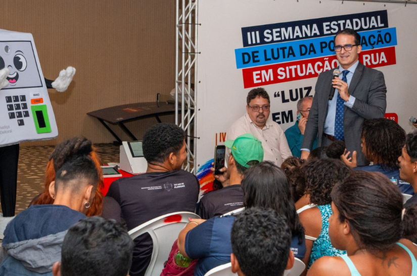 TRE/AL promove ação de educação eleitoral para pessoas em situação de rua