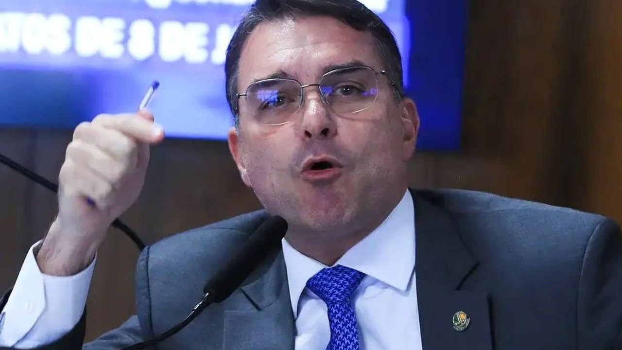 Flávio Bolsonaro diz que anistiados pelo 8/1 subirão rampa do Planalto com ele