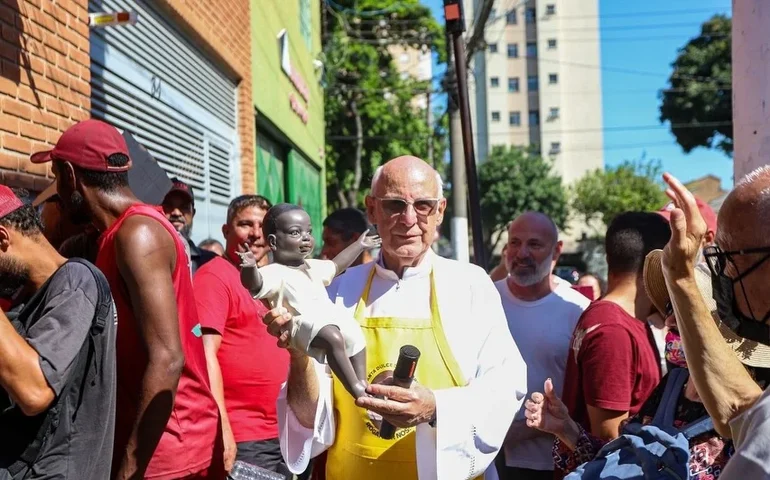 O Natal dos pobres: Padre Júlio Lancellotti, a tradição cristã e a Igreja que não passa ao largo