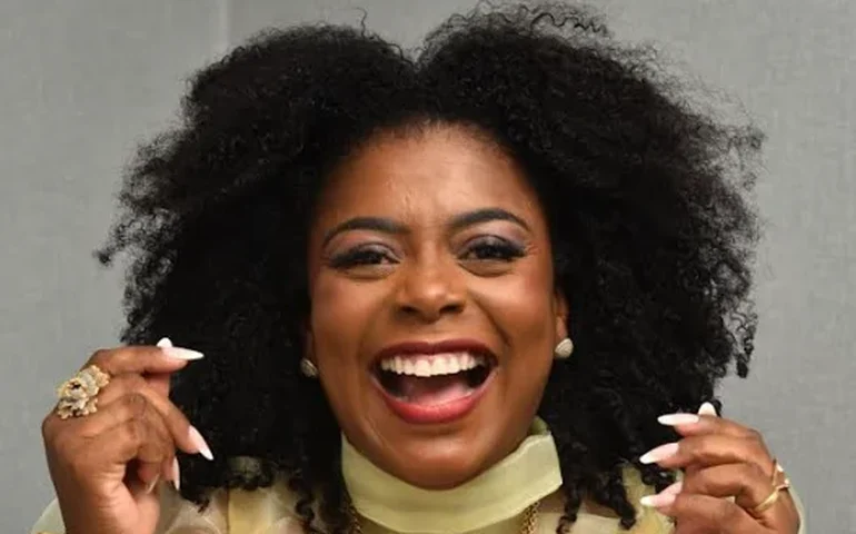 Cáren Cruz questiona racismo na moda em novo livro na Bienal