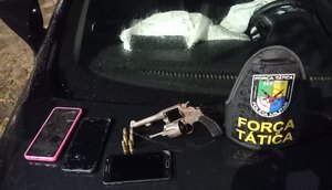 Homens roubam carro, trocam tiros com policiais e batem contra residência em Aracaju