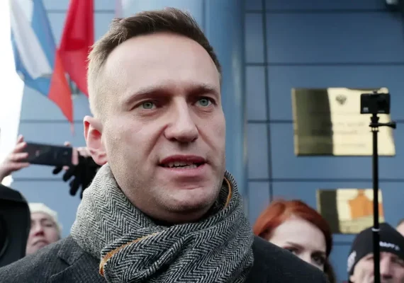 Rússia prende jornalista que cobriu julgamento de Navalny por 'extremismo'