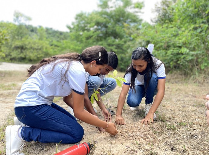 Casal promove ação ambiental com estudantes da rede pública na APA Catolé