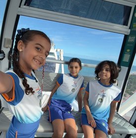 Estudantes de escola municipal participam de dia de lazer na roda-gigante
