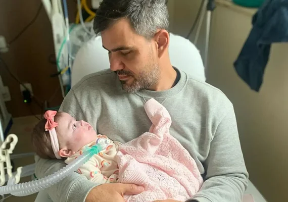 Juliano Cazarré posta vídeo dizendo que filha deve deixar o hospital essa semana 