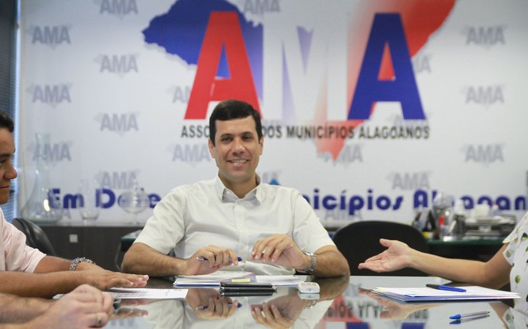 Hugo Wanderley afirma que Cacimbinhas está em dia com a Caixa