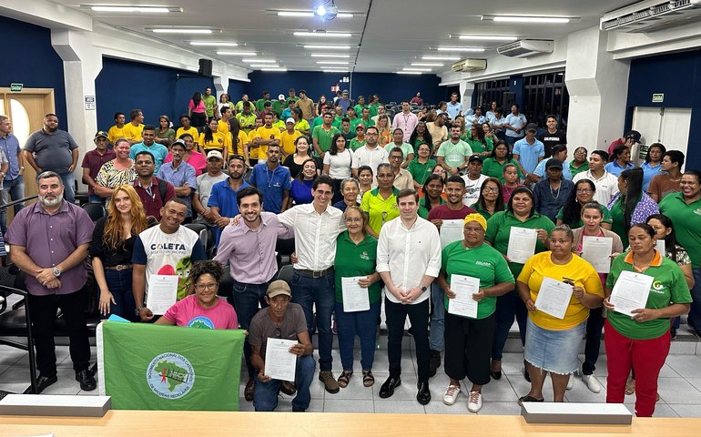 Governo de Alagoas entrega maquinários e equipamentos para catadores de materiais recicláveis