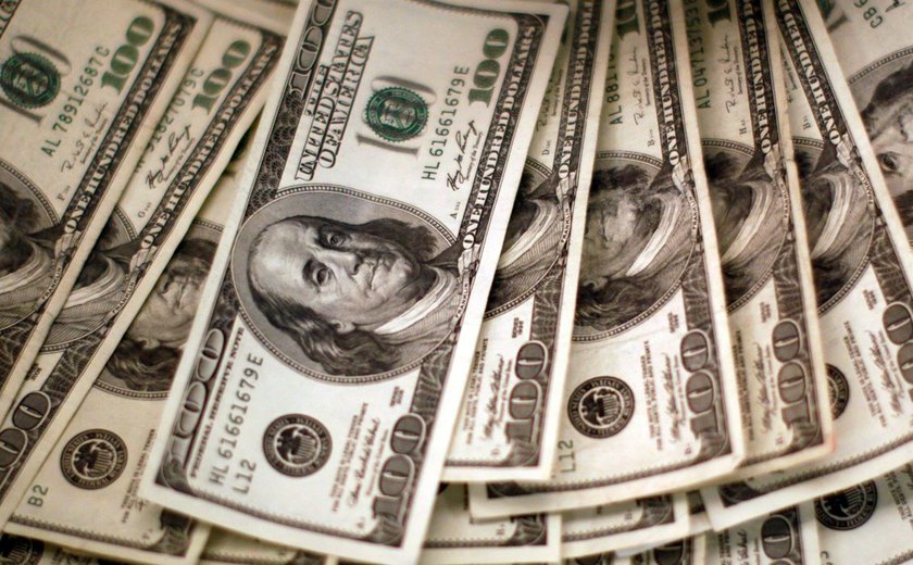 Dólar cai para R$ 5,44, mas fecha semana com alta de 1,09%