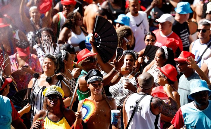 “Blackface de cabelo” expõe racismo no carnaval e reacende debate sobre apropriação da estética negra