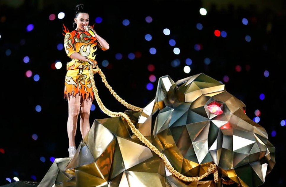 Cantora na apresentação no Super Bowl 2015
