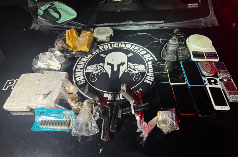 Companhia de Choque da PM apreende armas de fogo, munições e mais de 3 Kg de drogas no Jacintinho