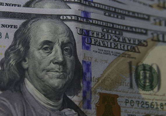 Dólar cai para R$ 4,79 e encerra semestre com recuo de 9,28%