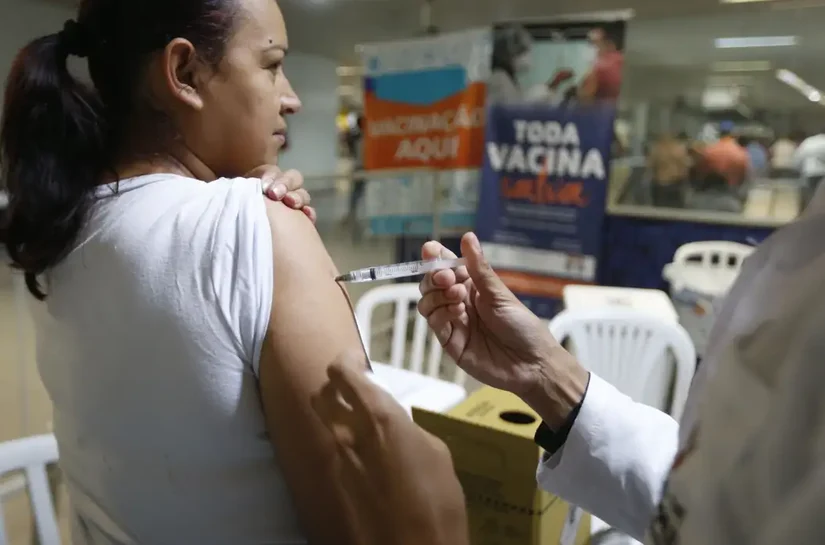 Vacina da covid também protege contra complicações cardíacas da doença