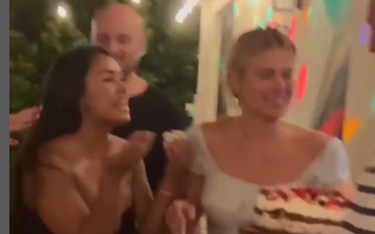 Carolina Dieckmann prova que seu bolo de aniversário pôde ser saboreado mesmo depois do tombo