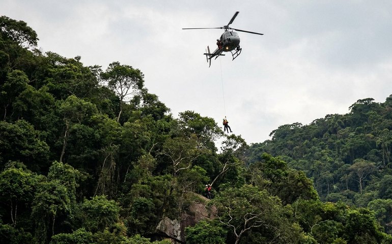Escalador é resgatado de helicóptero após deslocar o ombro em área de mata no Cosme Velho