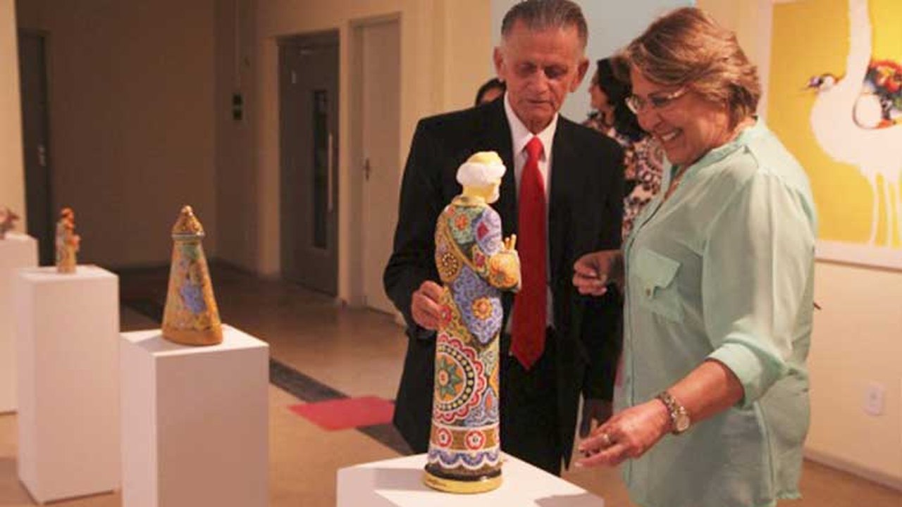 Arapiraca: Célia Rocha visita exposição “reVIVENDO” na Casa da Cultura