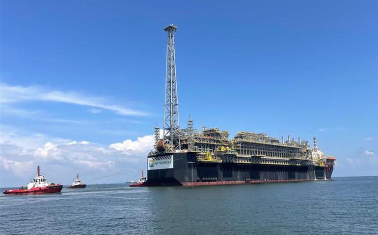 Plataforma da Petrobras que reforçará o pré-sal deixa Singapura