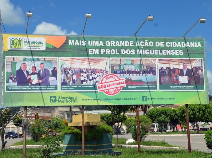 Entrega dos 500 títulos do Moradia Legal II estampa novos outdoors em São Miguel