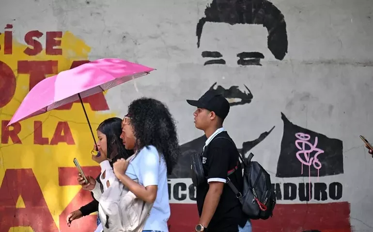 Venezuelanos retomam atividades cotidianas após ataques dos EUA