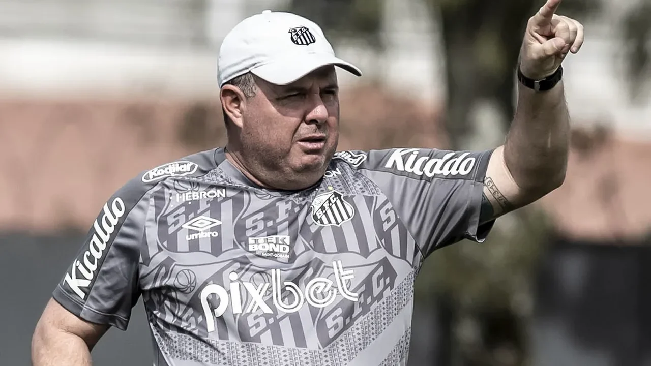 Marcelo Fernandes tenta ajustar defesa após Santos sofrer gols por 12 jogos seguidos